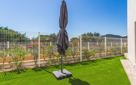 Le Lavandou 450: Herbe, Jardin, Ombre, Pelouse, Gazon Artificiel, Aménagement Paysager, Cour, Arrière-Cour, Clôture, Accueil Escrime