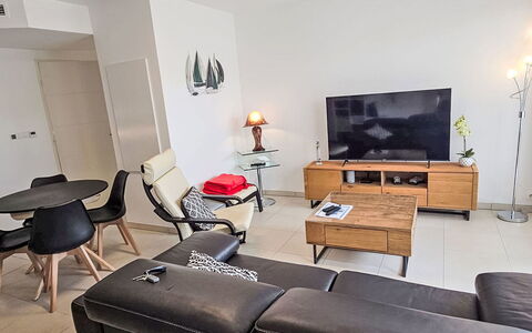 Le Lavandou 450: Meubles, Design Intérieur, Sol, Sol, Bois, Pièce, Salon, Canapé, Parquet, Télévision