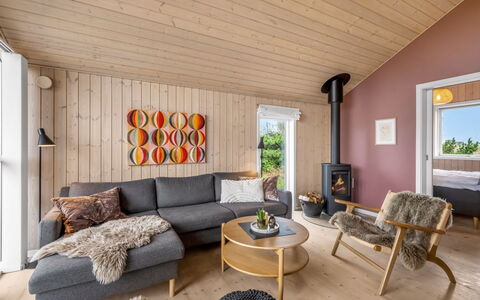 Effie - 500M from the Sea: Sol, Meubles, Design Intérieur, Bois, Sol, Parquet, Plafond, Salon, Domicile, Pièce