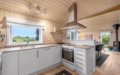 Effie - 500M from the Sea: Sol, Bois, Cuisine, Sol, Plafond, Design Intérieur, Comptoir, Appareil De Cuisine, Parquet, Principaux Appliance