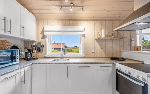 Effie - 500M from the Sea: Bois, Sol, Sol, Cuisine, Design Intérieur, Plafond, Comptoir, Domicile, Cabinetry, Appareil De Cuisine