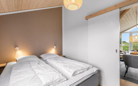 Effie - 500M from the Sea: Bois, Plafond, Design Intérieur, Lit, Chambre, Cadre De Lit, Literie, Drap De Lit, Pièce, Linge