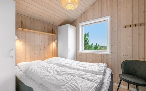 Effie - 500M from the Sea: Bois, Chambre, Domicile, Lit, Plafond, Literie, Dur, Cadre De Lit, Tache De Bois, Planche