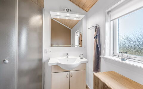Effie - 500M from the Sea: Luminaire Plomberie, Design Intérieur, Sol, Bois, Sol, Plafond, Lavabo, Évier, Salle De Bains, Robinet
