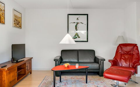 Ilmo - 1.9Km from the Sea: Meubles, Design Intérieur, Sol, Canapé, Mur, Sol, Bois, Table, Salon, Pièce