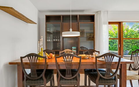 Ilmo - 1.9Km from the Sea: Meubles, Design Intérieur, Table, Bois, Salle À Manger, Sol, Chaise, Table Cuisine Et Salle A Manger, Luminaire, Plafond