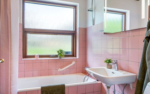 Ilmo - 1.9Km from the Sea: Luminaire Plomberie, Salle De Bains, Plomberie, Robinet, Design Intérieur, Rose, Évier, Tuile, Lavabo, Baignoire