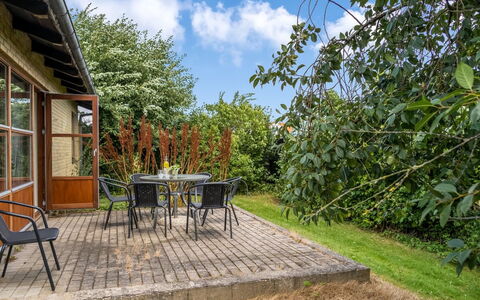 Ilmo - 1.9Km from the Sea: Arbuste, Jardin, Meubles, Lot Terre, Mobilier De Jardin, Ombre, Couverture De Sol, Arrière-Cour, Chaise