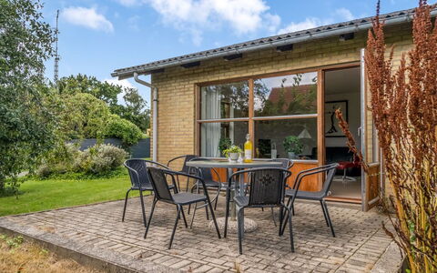 Ilmo - 1.9Km from the Sea: Meubles, Chaise, Mobilier De Jardin, Jardin, Chalet, Tableau De Plein Air, Vélo, Cour, Arrière-Cour