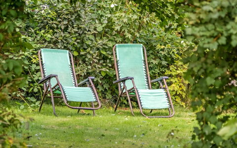 Ilmo - 1.9Km from the Sea: Vert, Meubles, Chaise, Mobilier De Jardin, Chaise Pliante, Couverture De Sol, Jardin, Printemps, Lumière Du Soleil