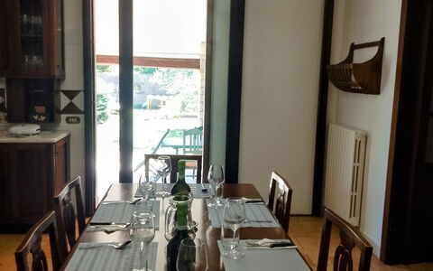 Villa Ginevra: Meubles, Table, Bois, Design Intérieur, Salle À Manger, Sol, Chaise, Table Cuisine Et Salle A Manger, Éclairage, Sol