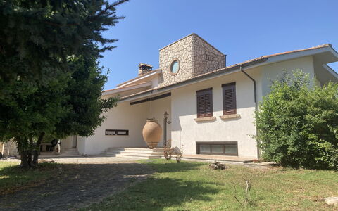 Villa Ginevra: Bâtiment, Maison, Domicile, Zone Résidentielle, Architecture, Toit, Établissements Humains, Porte, Biens, Chalet