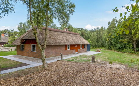 Menard - 1.2Km from the Sea: Toit, Maison, Domicile, Chalet, Porte, Siding, Plate-Forme, Porche, Planche, Dur