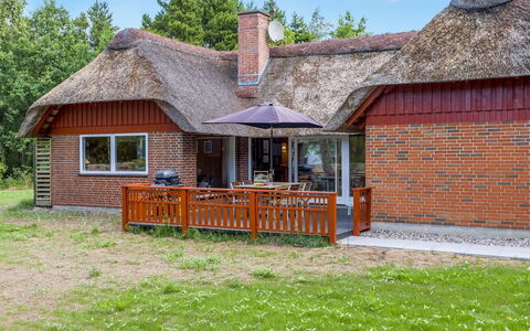 Menard - 1.2Km from the Sea: Toit, Maison, Domicile, Chalet, Porte, Siding, Plate-Forme, Porche, Planche, Dur