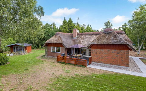 Menard - 1.2Km from the Sea: Toit, Maison, Domicile, Chalet, Porte, Siding, Plate-Forme, Porche, Planche, Dur