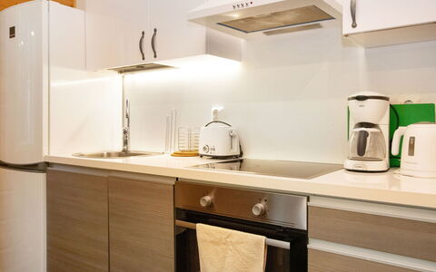Ahma: Appareil De Cuisine, Cuisine, Comptoir, Cabinetry, Principaux Appliance, Design Intérieur, Meubles, Sol, Bois, Électroménager