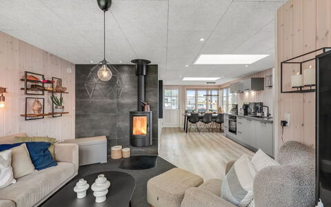 Urda - 50M from the Sea: Design Intérieur, Meubles, Sol, Bois, Plafond, Luminaire, Sol, Pièce, Éclairage, Salon