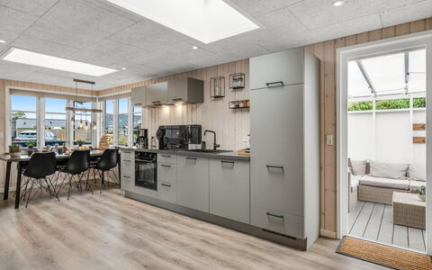 Urda - 50M from the Sea: Sol, Design Intérieur, Bois, Plafond, Sol, Cuisine, Meubles, Appartement, Comptoir, Pièce