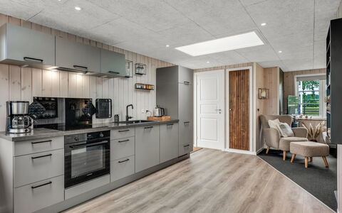 Urda - 50M from the Sea: Bois, Plafond, Sol, Cuisine, Design Intérieur, Meubles, Sol, Pièce, Appartement, Comptoir