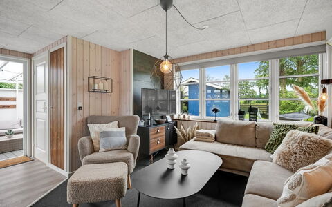 Urda - 50M from the Sea: Bois, Meubles, Design Intérieur, Canapé, Sol, Sol, Salon, Plafond, Pièce