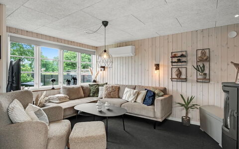 Urda - 50M from the Sea: Plafond, Design Intérieur, Bois, Meubles, Luminaire, Sol, Sol, Éclairage, Domicile, Salon