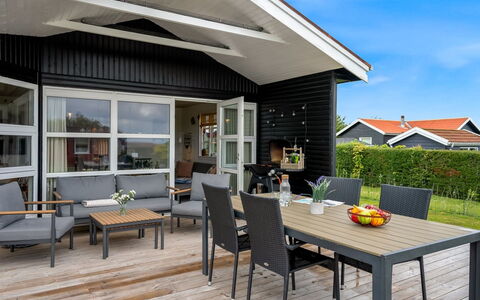Dragan - 50M from the Sea: Toit, Maison, Domicile, Chalet, Porte, Siding, Plate-Forme, Porche, Planche, Dur