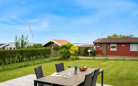 Dragan - 50M from the Sea: Ombre, Chalet, Dur, Planche, Biens, Plate-Forme, Cour, Tableau De Plein Air, Aménagement Paysager, Mobilier De Jardin