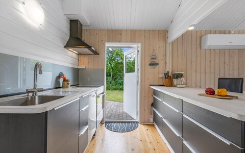 Blesse - 500M to the Fjord: Bois, Sol, Cuisine, Comptoir, Sol, Design Intérieur, Appareil De Cuisine, Principaux Appliance, Cabinetry, Meubles