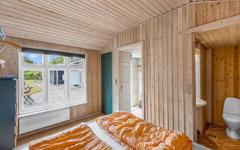 Blesse - 500M to the Fjord: Bois, Chambre, Plafond, Sol, Sol, Design Intérieur, Lit, Pièce, Drap De Lit, Cadre De Lit