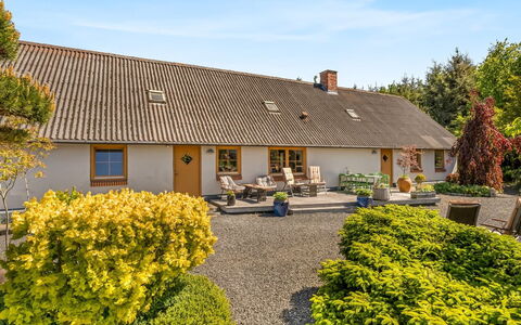 Elia - 5Km to the Fjord: Domicile, Toit, Maison, Porte, Chalet, Ombre, Jardin, Couverture De Sol, Porche, Cour
