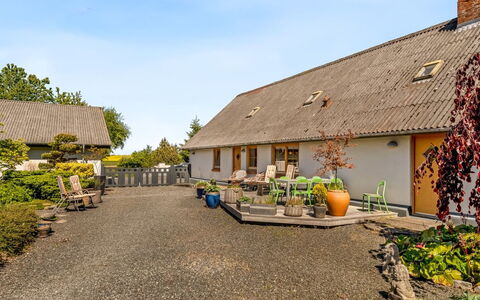 Elia - 5Km to the Fjord: Domicile, Toit, Maison, Porte, Chalet, Ombre, Jardin, Couverture De Sol, Porche, Cour