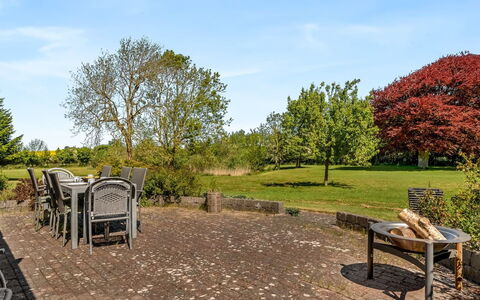 Elia - 5Km to the Fjord: Domicile, Toit, Maison, Porte, Chalet, Ombre, Jardin, Couverture De Sol, Porche, Cour