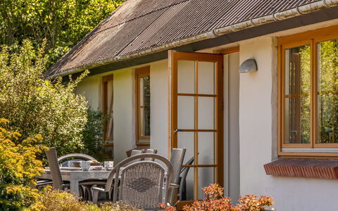 Elia - 5Km to the Fjord: Domicile, Toit, Maison, Porte, Chalet, Ombre, Jardin, Couverture De Sol, Porche, Cour