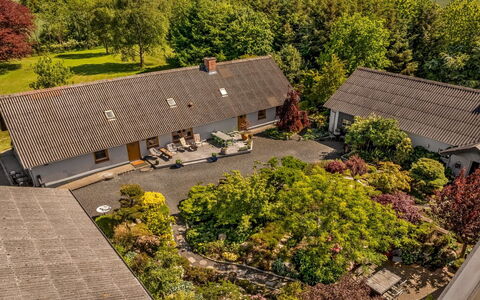 Elia - 5Km to the Fjord: Domicile, Toit, Maison, Porte, Chalet, Ombre, Jardin, Couverture De Sol, Porche, Cour