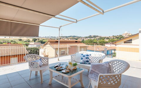Sopraloreto Apartment: Meubles, Mobilier De Jardin, Chaise, Composite, Ombre, Balcon, Store, Appartement, Tableau De Plein Air, Parapluie