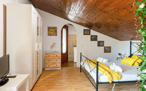 Sopraloreto Apartment: Meubles, Design Intérieur, Lit, Sol, Sol, Chambre, Pièce, Bois, Plafond, Literie