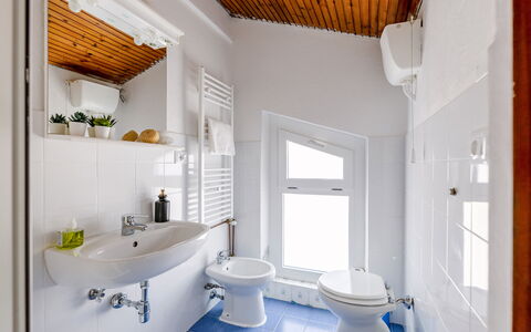Sopraloreto Apartment: Luminaire Plomberie, Sol, Sol, Design Intérieur, Salle De Bains, Évier, Toilette, Pièce, Robinet, Siège De Toilette