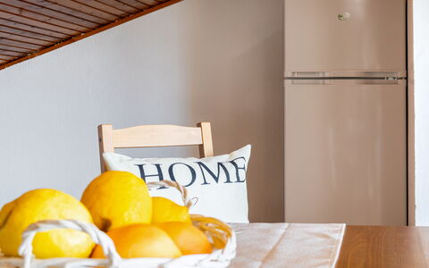 Sopraloreto Apartment: Meubles, Design Intérieur, Appareil De Cuisine, Pièce, Principaux Appliance, Électroménager, Cabinetry, Tache De Bois, Dur, Réfrigérateur