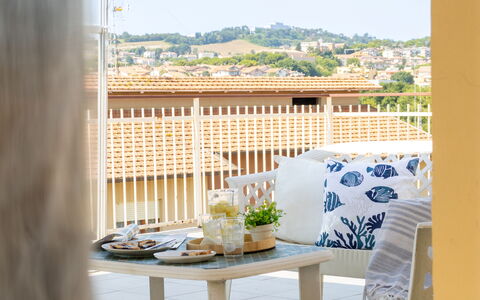 Sopraloreto Apartment: Meubles, Design Intérieur, Chaise, Mobilier De Jardin, Balcon, Ombre, Tache De Bois, Conception, Plante D'Appartement, Linge