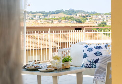 Sopraloreto Apartment: Meubles, Design Intérieur, Chaise, Mobilier De Jardin, Balcon, Ombre, Tache De Bois, Conception, Plante D'Appartement, Linge