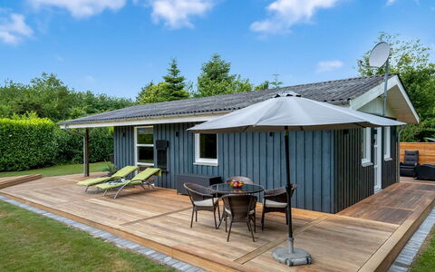 Ellie - 500M from the Sea: Domicile, Chalet, Porche, Dur, Siding, Plate-Forme, Ombre, Planche, Biens, Batiments Jardin