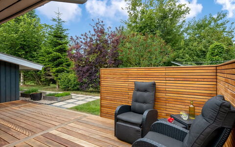 Ellie - 500M from the Sea: Domicile, Chalet, Porche, Dur, Siding, Plate-Forme, Ombre, Planche, Biens, Batiments Jardin