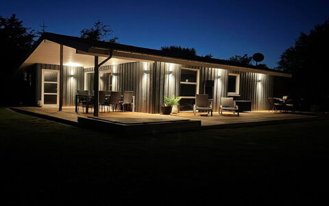 Ellie - 500M from the Sea: Domicile, Chalet, Porche, Dur, Siding, Plate-Forme, Ombre, Planche, Biens, Batiments Jardin