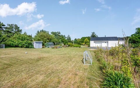 Idalia - 600M from the Sea: Toit, Maison, Domicile, Chalet, Siding, Biens, Allée, Batiments Jardin, Cour, Cabanon