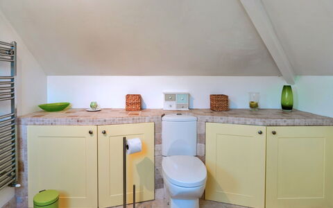 Cawsand 604: Luminaire Plomberie, Sol, Salle De Bains, Sol, Design Intérieur, Plomberie, Toilette, Pièce, Robinet, Armoire De Toilette