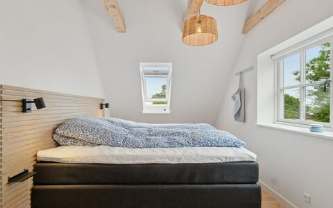 Hermine - 250M from the Sea: Chambre, Bois, Lit, Sol, Literie, Sol, Design Intérieur, Meubles, Linge, Drap De Lit