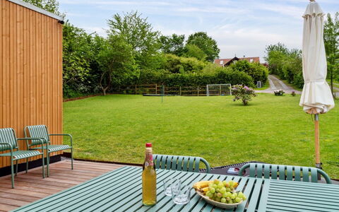 Hermine - 250M from the Sea: Meubles, Mobilier De Jardin, Lot Terre, Jardin, Tableau De Plein Air, Tache De Bois, Ombre, Plate-Forme, Chaise, Dur