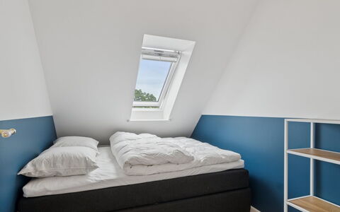 Hermine - 250M from the Sea: Bleu, Sol, Sol, Chambre, Literie, Cadre De Lit, Drap De Lit, Tache De Bois, Dur, Lit