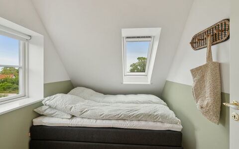 Hermine - 250M from the Sea: Chambre, Sol, Sol, Bois, Lit, Design Intérieur, Literie, Drap De Lit, Linge, Cadre De Lit