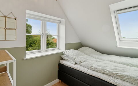 Hermine - 250M from the Sea: Bois, Sol, Chambre, Design Intérieur, Sol, Lit, Plafond, Literie, Domicile, Cadre De Lit